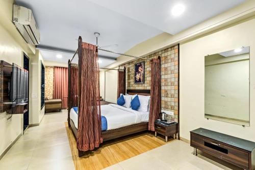 1 queen bed, 1 sofa bed