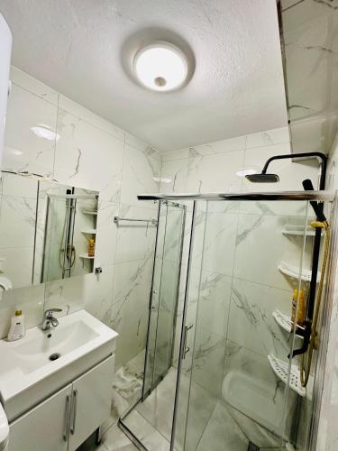 Lit Apartment, Tirana (photo 9)