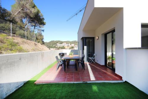 Ático con terraza y vistas a la montaña en Arenys by Alterhome