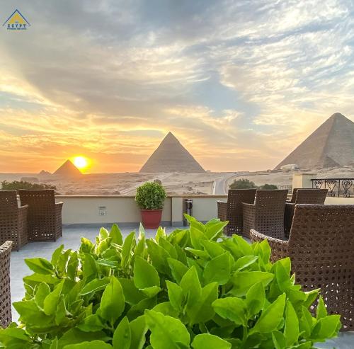 Egypt pyramids inn in Александрия