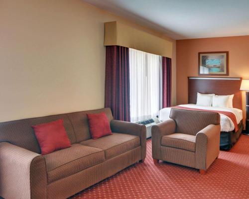 Quality Suites Near Cedar Creek Lake in Mabank, USA