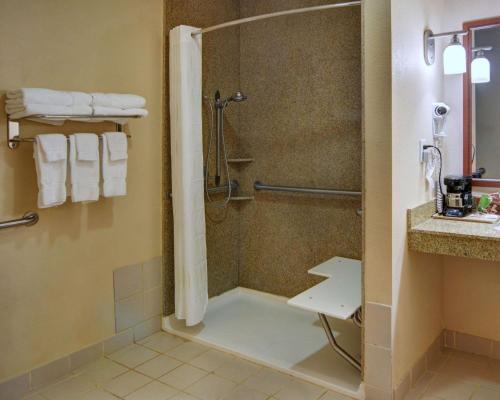 Quality Suites Near Cedar Creek Lake in Mabank, USA