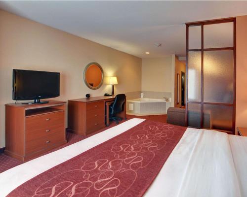 Quality Suites Near Cedar Creek Lake in Mabank, USA