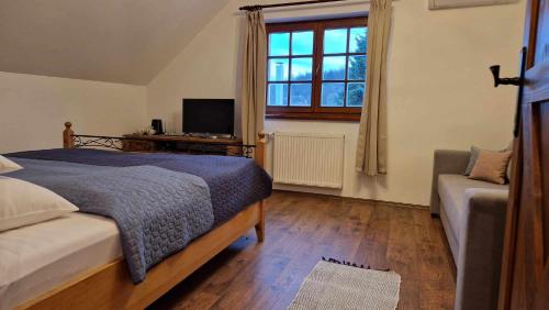 1 queen bed, 1 sofa bed