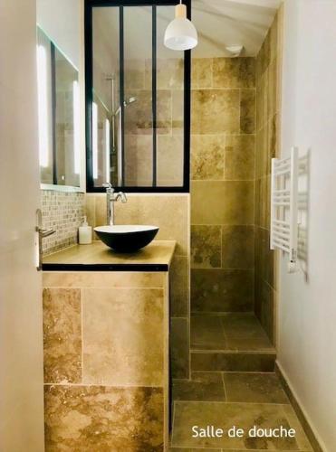 淋浴間, Gîte du Pescadou, 4 personnes, jacuzzi, wifi et netflix (Gite du Pescadou, 4 personnes, jacuzzi, wifi et netflix) in 圖爾農達熱奈