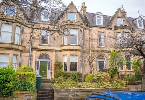 Beautiful & bright 2 bed flat Murrayfield