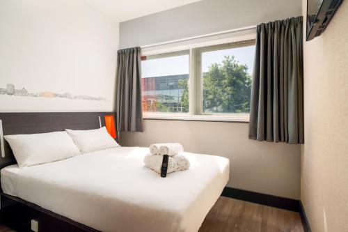 Guestroom, easyHotel Milton Keynes in Milton Keynes