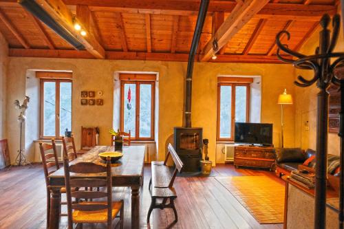 Iekārtas, The Mountain Village House, a contemporary house in peaceful mountain village in Nohedes