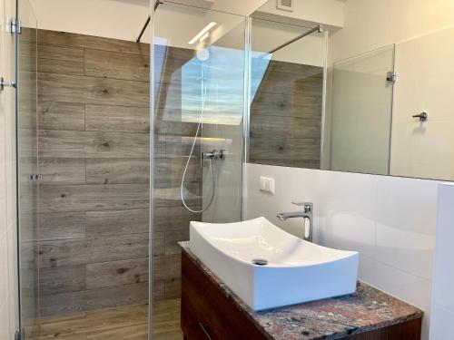 2 bedrooms, 3 beds