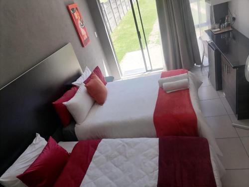 1 double bed, 1 twin bed