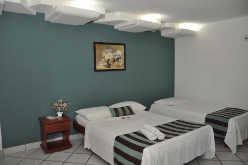 1 double bed, 1 twin bed