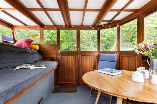 Slash Arts houseboat on secluded mooring in central London, Londyn (zdjęcie 2)