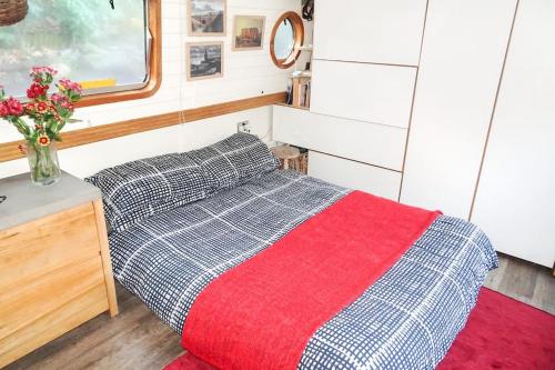 Slash Arts houseboat on secluded mooring in central London, Londyn (zdjęcie 8)