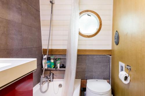 Slash Arts houseboat on secluded mooring in central London, Londyn (zdjęcie 9)