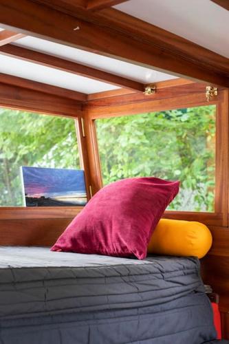 Slash Arts houseboat on secluded mooring in central London, Londyn (zdjęcie 10)