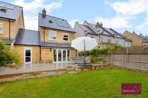 Sunbury-on-Thames - 4 Bed House - Tap to explore photos