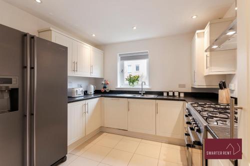 Létesítmények, Bracknell - 4 Bedroom House - With Driveway, Garden & Garage in Harmans Water