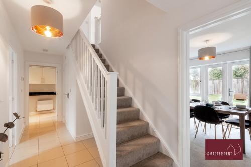 Létesítmények, Bracknell - 4 Bedroom House - With Driveway, Garden & Garage in Harmans Water