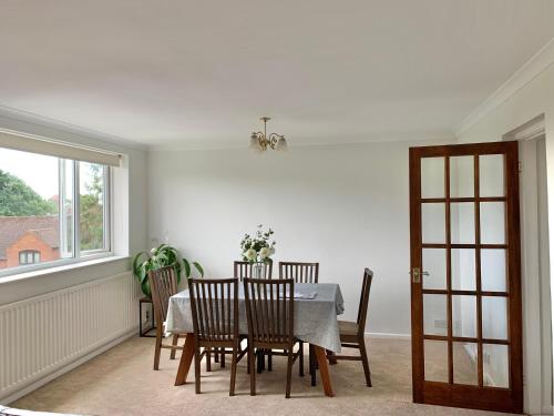 Town Centre, top floor 2 bed apartment with parking, Stratford-upon-Avon
