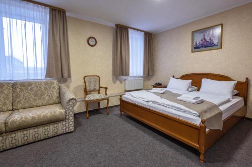 1 queen bed, 1 sofa bed