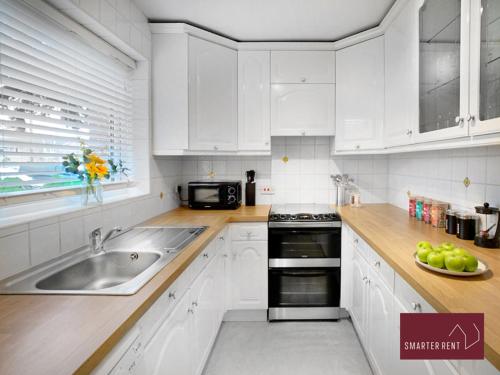 บริการและสิ่งอำนวยความสะดวก, Maidenhead- 3 Bedroom House With Garden in เมดเด็นเฮด