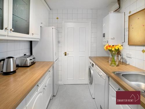 บริการและสิ่งอำนวยความสะดวก, Maidenhead- 3 Bedroom House With Garden in เมดเด็นเฮด