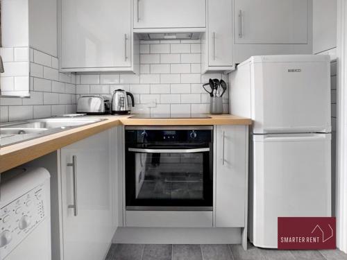 Maidenhead - Gated Parking Balcony in เมดเด็นเฮด