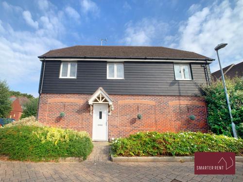 Jennetts Park, Bracknell - 2 Bedroom Maisonette With Parking