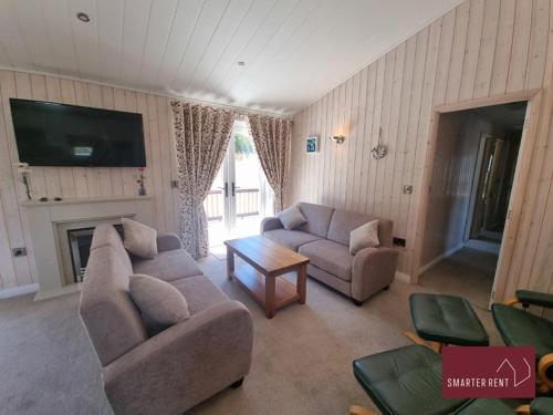 Milford on Sea - 4 Bedroom Lodge in Shorefield Country Park