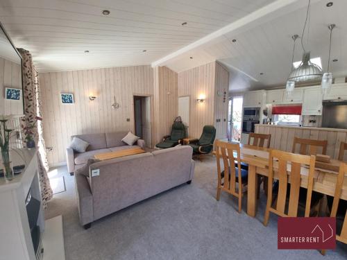 Milford on Sea - 4 Bedroom Lodge in Shorefield Country Park