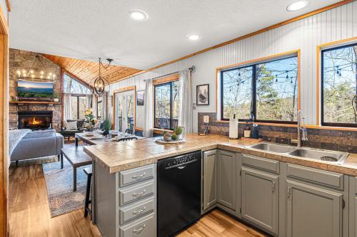 The Family Stone Luxe Cabin Sleeps 12 Hot tub Dogfriendly Dollywood in Pigeon Forge, USA