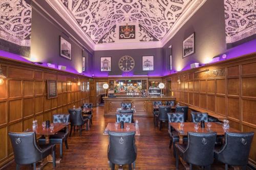 ห้องอาหาร, เดอะ รอยัล แอนด์ ฟอร์เทสคิว โฮเต็ล (The Royal & Fortescue Hotel) in บร์นสเต็ปเพิล