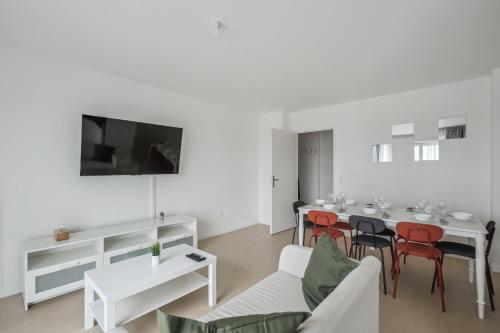 Chic and spacious apart with parking - Location saisonnière - Cergy