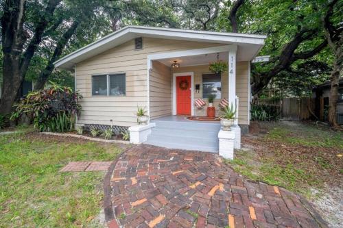 Foodie District and nightlife, huge backyard in Tampa, USA