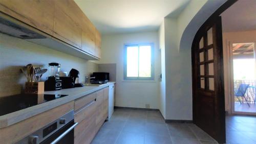 virtuve, Appartement Le Nid des hirondelles tout confort au cœur de la nature dans un véritable Mas Cévenol (Appartement Le Nid des hirondelles tout confort au cœur de la nature dans un veritable Mas Cevenol) in Generargues