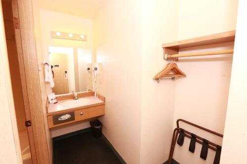 Village Inn & Suites Marysville - 화장실