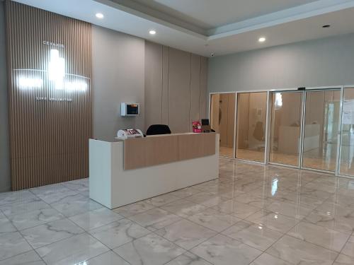 19th Floor Cozy Condo with Pool, Fitness, Parking Included in Price & Self Check in Available, Skopje (zdjęcie 5)