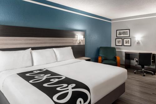 1 King Bed, Mobility/Hearing Accessible Room, Bathtub w/ Grab Bars, Non-Smoking
