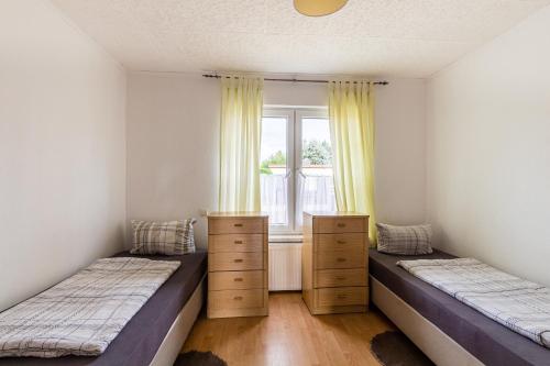 Zweibettzimmer in Bitterfeld-Wolfen, Haus mit Gemeinschaftsküche und -Bad für Monteure