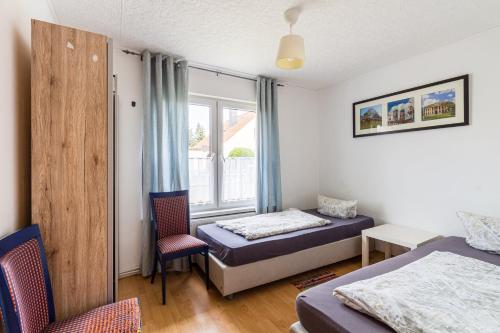 Zweibettzimmer in Bitterfeld-Wolfen, Haus mit Gemeinschaftsküche und -Bad für Monteure