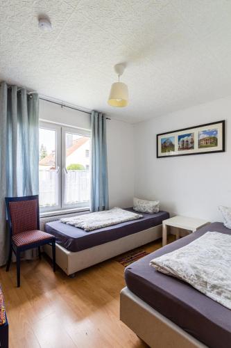 Zweibettzimmer in Bitterfeld-Wolfen, Haus mit Gemeinschaftsküche und -Bad für Monteure