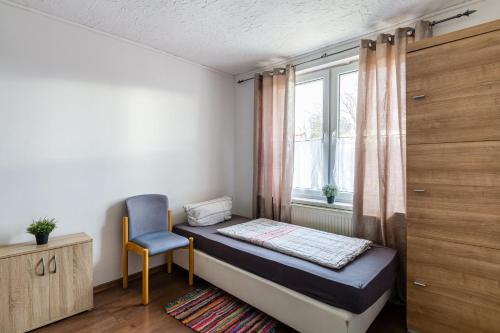Zweibettzimmer in Bitterfeld-Wolfen, Haus mit Gemeinschaftsküche und -Bad für Monteure