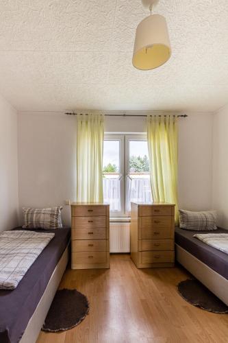 Zweibettzimmer in Bitterfeld-Wolfen, Haus mit Gemeinschaftsküche und -Bad für Monteure