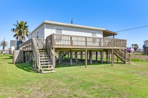 Texas Stilt House Walk to Surfside Beach!