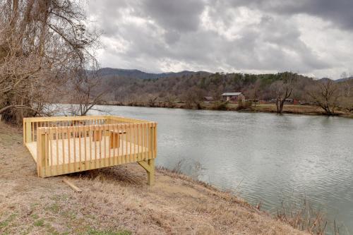 Riverfront Hot Springs Cabin with Private Hot Tub!