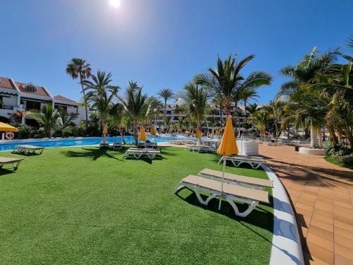 Beachfront apartment No 3 with fantastic sea-view, heated pool, close to the sea