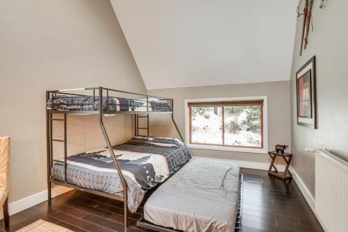 Elegant White Mountain Escape with Large Deck - image 12