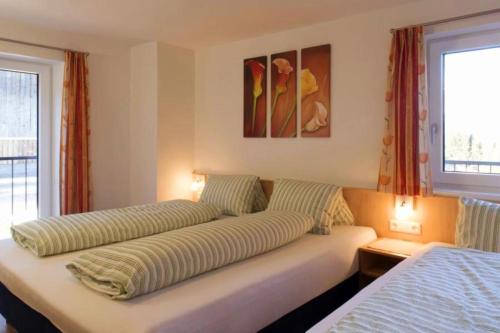 1 queen bed, 1 twin bed