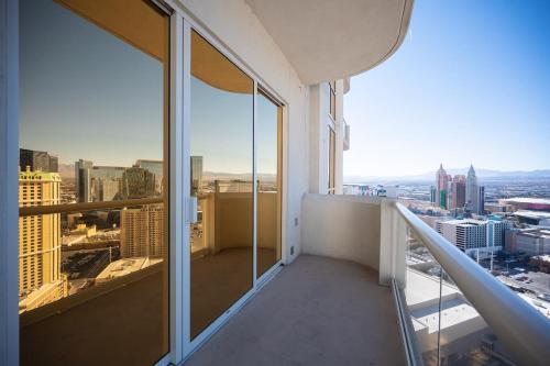 No Resort Fee Strip View Balcony+Free Valet+ Pool, Las Vegas (photo 3)