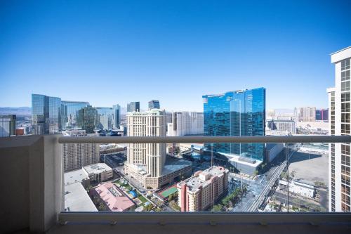 No Resort Fee Strip View Balcony+Free Valet+ Pool, Las Vegas (photo 9)